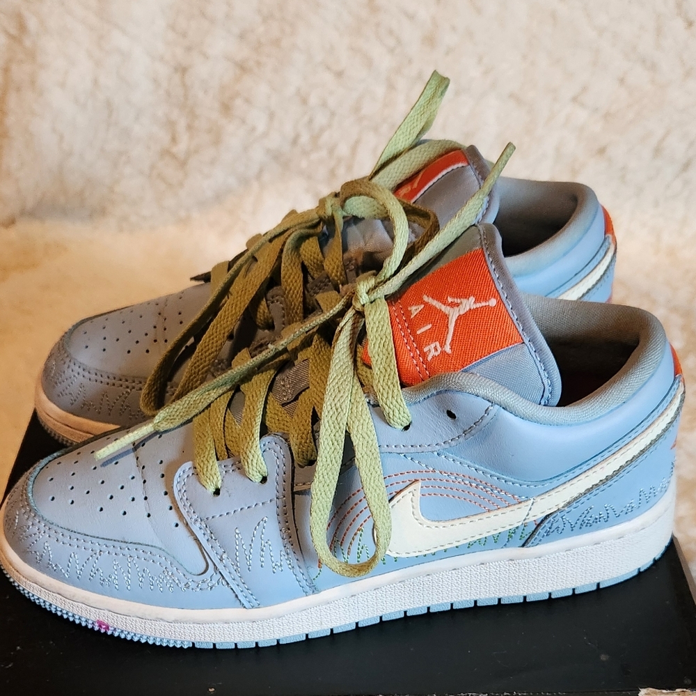 Air Jordan 1 Low SE (GS) size 4y Psychic Blue/Sail-Vivid green for kids